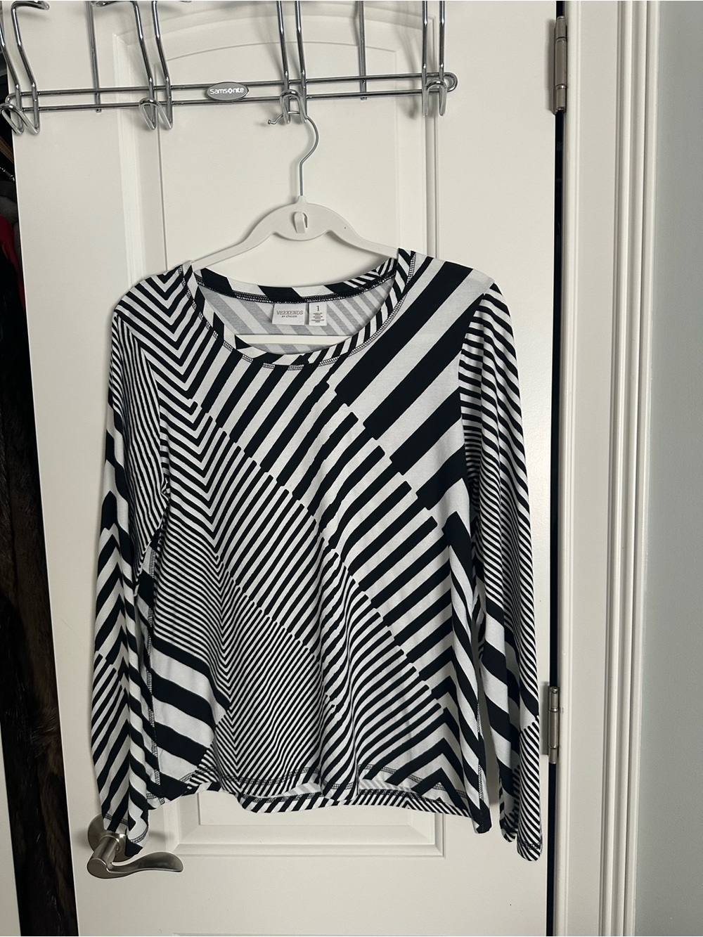 Liz Claiborne Black & White Geometric Stripe Long-Sleeve Top